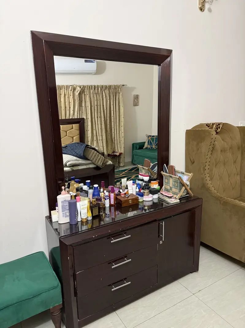 Wooden poshish bed set with Dressing