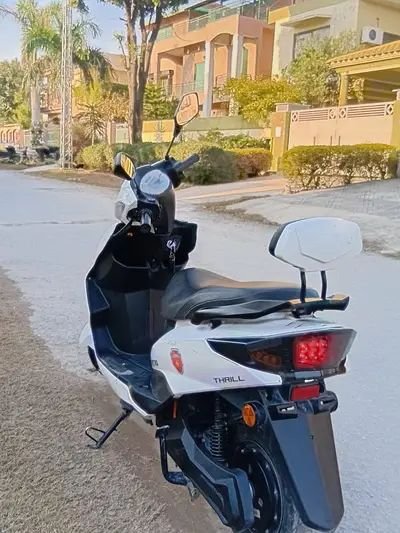 Mertro thrill scooty