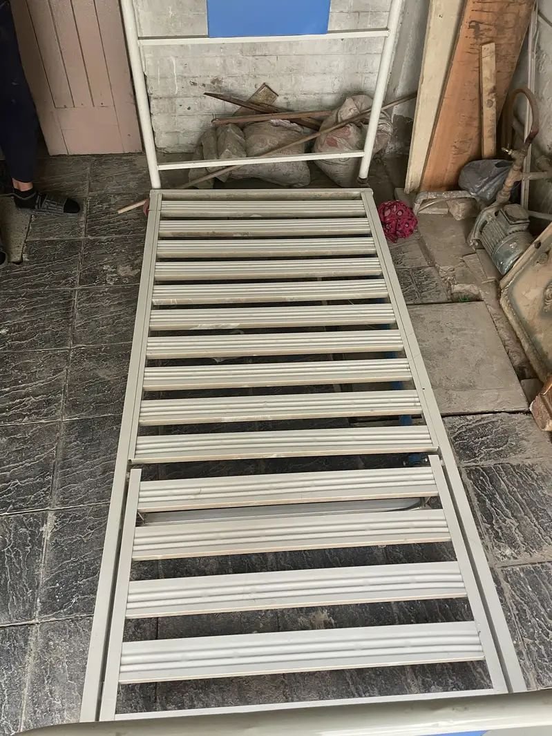 Manual surgical bed