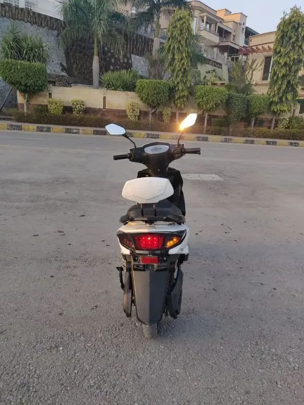 Mertro thrill scooty