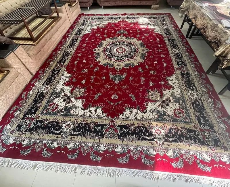 Large size Turkish Carpet in Rdd very Good conditiion
