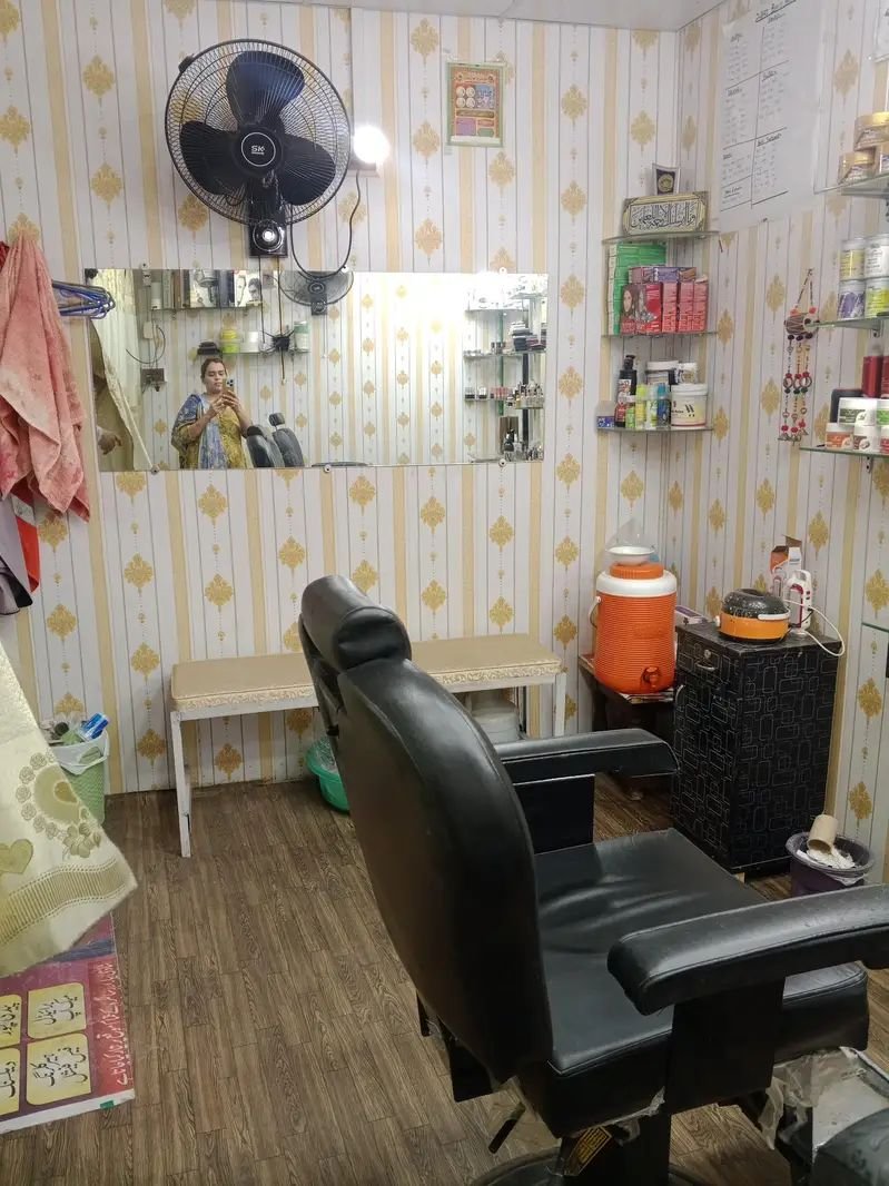 ladies beauty parlour for sale