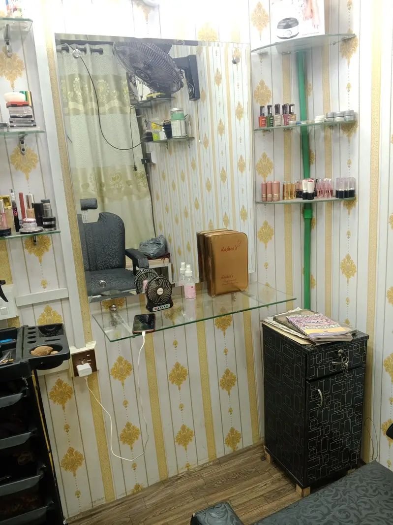 ladies beauty parlour for sale