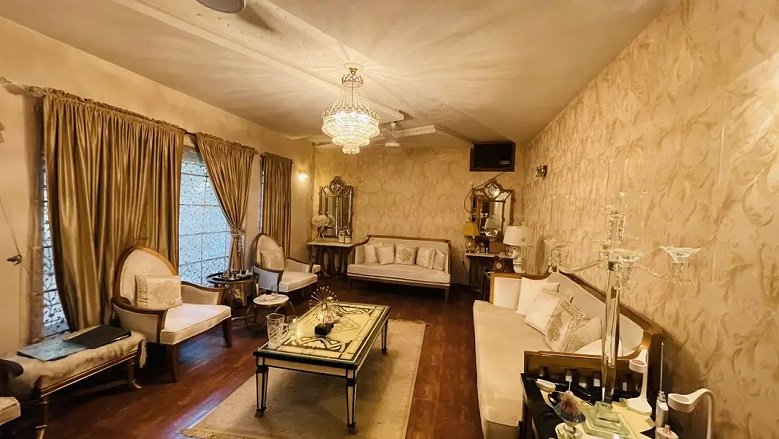 Kanal Beautiful 6 Bed House Available