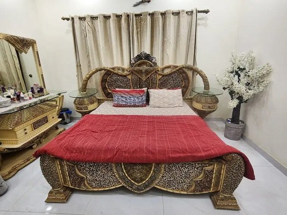 Luxury Craved Bed Set-Deco Complete bedroom set in excellent condition