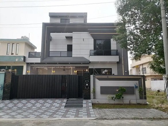 10 Marla Beautiful House For Sale In Central Park Housing Society Lahore